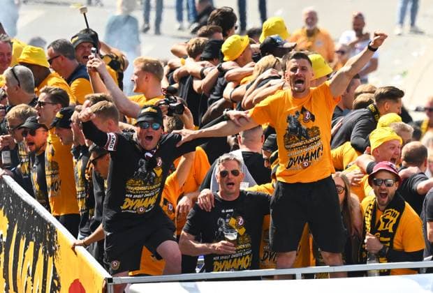 Aufstiegsfeier auf dem Dresdner Terrassenufer inmitten der historischen Altstadt, Truck, Partytruck, die Mannschaft feiert auf einem Truck inmitten ihrer Fans an der Elbe, Aufstiegsparty, Feier, Parade-Truck, Parade, SG Dynamo Dresden, Fußball, Fussball, 3. Liga, Saison 2024 2025, Dresden, Aufstieg zur 2. Bundesliga ist perfekt, 11.05.2025,