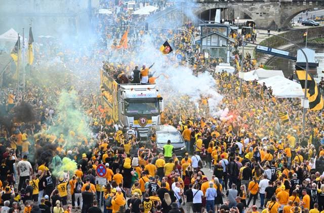 Aufstiegsfeier auf dem Dresdner Terrassenufer inmitten der historischen Altstadt, Truck, Partytruck, die Mannschaft feiert auf einem Truck inmitten ihrer Fans an der Elbe, Aufstiegsparty, Feier, Parade-Truck, Parade, SG Dynamo Dresden, Fußball, Fussball, 3. Liga, Saison 2024 2025, Dresden, Aufstieg zur 2. Bundesliga ist perfekt, 11.05.2025,