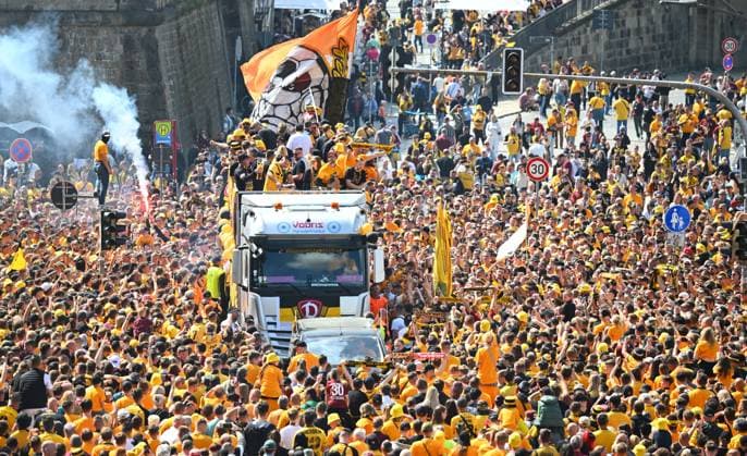 Aufstiegsfeier auf dem Dresdner Terrassenufer inmitten der historischen Altstadt, Truck, Partytruck, die Mannschaft feiert auf einem Truck inmitten ihrer Fans an der Elbe, Aufstiegsparty, Feier, Parade-Truck, Parade, SG Dynamo Dresden, Fußball, Fussball, 3. Liga, Saison 2024 2025, Dresden, Aufstieg zur 2. Bundesliga ist perfekt, 11.05.2025,