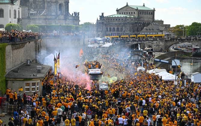 Aufstiegsfeier auf dem Dresdner Terrassenufer inmitten der historischen Altstadt, Truck, Partytruck, die Mannschaft feiert auf einem Truck inmitten ihrer Fans an der Elbe, Aufstiegsparty, Feier, Parade-Truck, Parade, SG Dynamo Dresden, Fußball, Fussball, 3. Liga, Saison 2024 2025, Dresden, Aufstieg zur 2. Bundesliga ist perfekt, 11.05.2025,