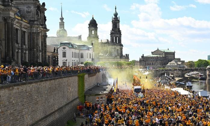 Aufstiegsfeier auf dem Dresdner Terrassenufer inmitten der historischen Altstadt, Truck, Partytruck, die Mannschaft feiert auf einem Truck inmitten ihrer Fans an der Elbe, Aufstiegsparty, Feier, Parade-Truck, Parade, SG Dynamo Dresden, Fußball, Fussball, 3. Liga, Saison 2024 2025, Dresden, Aufstieg zur 2. Bundesliga ist perfekt, 11.05.2025,