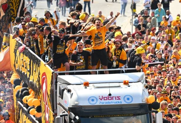 Aufstiegsfeier auf dem Dresdner Terrassenufer inmitten der historischen Altstadt, Truck, Partytruck, die Mannschaft feiert auf einem Truck inmitten ihrer Fans an der Elbe, Aufstiegsparty, Feier, Parade-Truck, Parade, SG Dynamo Dresden, Fußball, Fussball, 3. Liga, Saison 2024 2025, Dresden, Aufstieg zur 2. Bundesliga ist perfekt, 11.05.2025,
