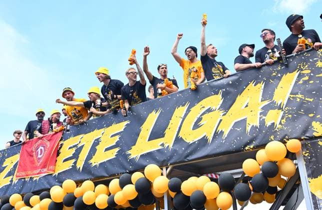 Aufstiegsfeier auf dem Dresdner Terrassenufer inmitten der historischen Altstadt, Truck, Partytruck, die Mannschaft feiert auf einem Truck inmitten ihrer Fans an der Elbe, Aufstiegsparty, Feier, Parade-Truck, Parade, SG Dynamo Dresden, Fußball, Fussball, 3. Liga, Saison 2024 2025, Dresden, Aufstieg zur 2. Bundesliga ist perfekt, 11.05.2025,