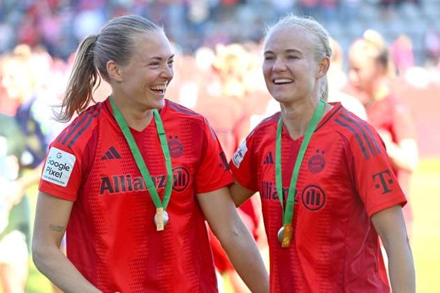 v.li:Magdalena ERIKSSON (FCB), Pernile HARDER (FCB), Siegerehrung. Fussball Google Pixel Bundesliga der Frauen Saison 2024 2025, 20.Spieltag, Spieltag22 FC Bayern Muenchen - SGS Essen 3-0 am 11.05.2025, FC Bayern Campus.