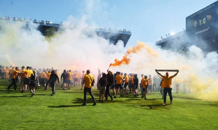 Mannheim, 10.05.2025, Carl Benz Stadion, Fussball, 3.Liga, 37.Spieltag , SV Waldhof Mannheim vs. SG Dynamo Dresden 1:0 (0:0) , Dresden jubelt nach dem Spiel. Dynamo ist Aufsteiger in die 2.Bundesliga. , Im Bild; Dynamo Fans feiern. , Nur zur redaktionellen Nutzung. Only editorial use. , DFB DFL regulations prohibit any use of photographs as image sequences and or quasi-video. , *** Mannheim, 10 05 2025, Carl Benz Stadion, Soccer, 3 Liga, 37 Matchday , SV Waldhof Mannheim vs SG Dynamo Dresden 1 0 0 0 , Dresden cheers after the match Dynamo is promoted to the 2 Bundesliga , In the picture Dynamo fans celebrate , For editorial use only Only editorial use , DFB DFL regulations prohibit any use of photographs as image sequences and or quasi video , Picture Point