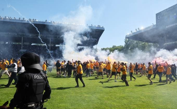 Mannheim, 10.05.2025, Carl Benz Stadion, Fussball, 3.Liga, 37.Spieltag , SV Waldhof Mannheim vs. SG Dynamo Dresden , Dresden jubelt nach dem Spiel. Dynamo ist Aufsteiger in die 2.Bundesliga. , Im Bild; Dynamo Fans feiern. , Nur zur redaktionellen Nutzung. Only editorial use. , DFB DFL regulations prohibit any use of photographs as image sequences and or quasi-video. , *** Mannheim, 10 05 2025, Carl Benz Stadion, Soccer, 3 Liga, 37 Matchday , SV Waldhof Mannheim vs SG Dynamo Dresden , Dresden cheers after the match Dynamo is promoted to the 2 Bundesliga , In the picture Dynamo fans celebrate , For editorial use only , DFB DFL regulations prohibit any use of photographs as image sequences and or quasi video , Picture Point