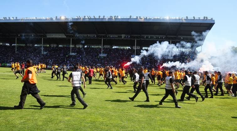 Mannheim, 10.05.2025, Carl Benz Stadion, Fussball, 3.Liga, 37.Spieltag , SV Waldhof Mannheim vs. SG Dynamo Dresden , Dresden jubelt nach dem Spiel. Dynamo ist Aufsteiger in die 2.Bundesliga. , Im Bild; Dynamo Fans feiern. , Nur zur redaktionellen Nutzung. Only editorial use. , DFB DFL regulations prohibit any use of photographs as image sequences and or quasi-video. , *** Mannheim, 10 05 2025, Carl Benz Stadion, Soccer, 3 Liga, 37 Matchday , SV Waldhof Mannheim vs SG Dynamo Dresden , Dresden cheers after the match Dynamo is promoted to the 2 Bundesliga , In the picture Dynamo fans celebrate , For editorial use only , DFB DFL regulations prohibit any use of photographs as image sequences and or quasi video , Picture Point