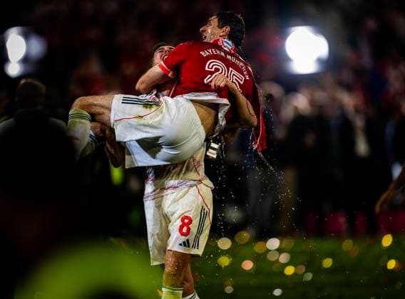 10.05.2025, Fussball 1. Bundesliga 2024 2025, 33. Spieltag, FC Bayern München - Borussia Mönchengladbach, in der Allianz-Arena München. Siegerehrung des Deutschen Meisters, der FC Bayern feiert seine 34. Meisterschaft nach Spielende. Thomas Müller (FC Bayern München) wird ganz nass nach einer Bierdusche während seiner Abschiedsrede von Leon Goretzka (FC Bayern München) zu den Fans getragen.