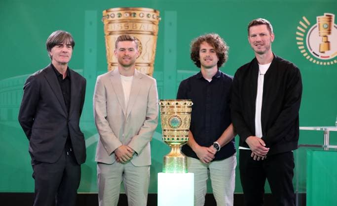 Sport Themen der Woche KW20 Sport Bilder des Tages Joachim Löw, Maximilian Mittelstädt (VFB), Mael Corboz (DSC), Fabian Klos Fußball Fussball Cup Handover DFB Pokal 2025 im Roten Rathaus Saison 2024 2025 12.05.2025 DSC Aminia Bielefeld vs VfB Stuttgart *** Joachim Löw, Maximilian Mittelstädt VFB , Mael Corboz DSC , Fabian Klos Sport Football Soccer Cup Handover DFB Pokal 2025 in Rotes Rathaus Season 2024 2025 12 05 2025 DSC Aminia Bielefeld vs VfB Stuttgart