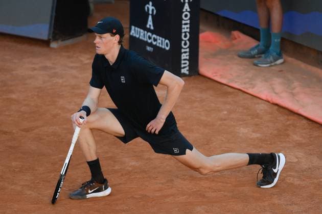 Foto IPP Cavaliere Emiliano. Roma 12 05 2025. Tennis Internazionali d Italia 2025. Nella foto: Jannik Sinner fa esercizi di stretching di allungamento durante l attesa Italy Photo Press - World Copyright italy ITALY  Copyright: xR4924_italyphotopressx