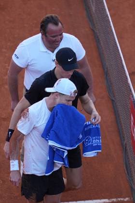 Jannik Sinner provides assistance to Jasper De Jong (NED) during the 3th round of the ATP, Tennis Herren Master 1000 Internazionali BNL d™Italia tournament at Foro Italico on May 11, 2025 (Alfredo Falcone LaPresse)  Copyright: xAlfredoxFalcone LaPressex