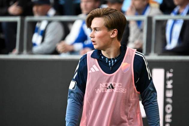 GÖTEBORG, SVERIGE 20250512 Djurgardens Alexander Andersson värmer upp under mandagens fotbollsmatch i allsvenskan mellan IFK Göteborg och Djurgardens IF pa Gamla Ullevi. GÖTEBORG SVERIGE x9200x Copyright: xHannaxBrunlöfxWindell TTx ALLSVENSKAN GÖTEBORG-DJURGARDEN