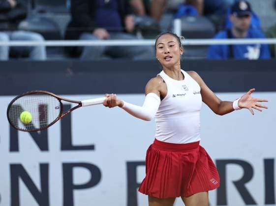 (250513) -- ROME, May 13, 2025 -- Zheng Qinwen returns a shot during the women s singles round of 16 match between Zheng Qinwen of China and Bianca Andreescu of Canada at the WTA, Tennis Damen Italian Open in Rome, Italy, May 12, 2025. ) (SP)ITALY-ROME-TENNIS-WTA-ITALIAN OPEN-ZHENG QINWEN VS ANDREESCU LixJing 