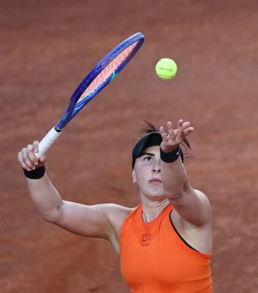 (250513) -- ROME, May 13, 2025 -- Bianca Andreescu serves during the women s singles round of 16 match between Zheng Qinwen of China and Bianca Andreescu of Canada at the WTA, Tennis Damen Italian Open in Rome, Italy, May 12, 2025. ) (SP)ITALY-ROME-TENNIS-WTA-ITALIAN OPEN-ZHENG QINWEN VS ANDREESCU LixJing 