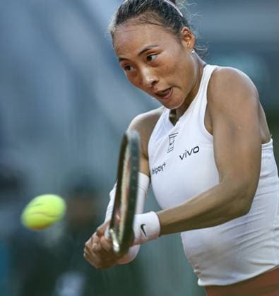 (250513) -- ROME, May 13, 2025 -- Zheng Qinwen returns a shot during the women s singles round of 16 match between Zheng Qinwen of China and Bianca Andreescu of Canada at the WTA, Tennis Damen Italian Open in Rome, Italy, May 12, 2025. ) (SP)ITALY-ROME-TENNIS-WTA-ITALIAN OPEN-ZHENG QINWEN VS ANDREESCU LixJing 