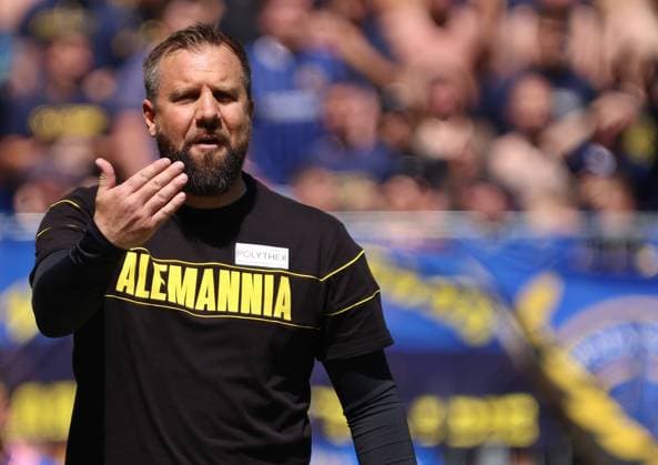 10.05.2025, Fussball, Herren, 3. Liga, Saison 2024 2025, Alemannia Aachen - 1. FC Saarbrücken, Trainer Heiner Backhaus (Alemannia Aachen) gestikuliert, gibt Anweisungen Aachen Tivoli Nordrhein-Westfalen Deutschland (DE) *** 10 05 2025, Soccer, Men, 3 League, Season 2024 2025, Alemannia Aachen 1 FC Saarbrücken, Coach Heiner Backhaus Alemannia Aachen gesticulates, gives instructions Aachen Tivoli North Rhine-Westphalia Germany EN Copyright: xFabianxKleerx