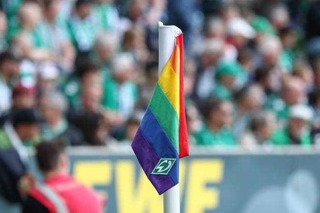10.05.2025, xtgx, Fussball 1. Bundesliga, SV Werder Bremen - RB Leipzig, v.l. Symbolfoto, Symbolbild, Symbol Fahne Eckfahne Vereinslogo Logo Wappen Emblem Regenbogen Vielfalt Pride (DFL DFB REGULATIONS PROHIBIT ANY USE OF PHOTOGRAPHS as IMAGE SEQUENCES and or QUASI-VIDEO) Bremen