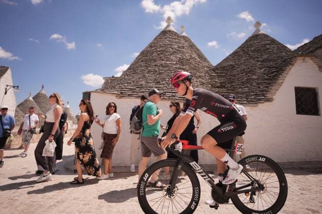Riders trought trulli before the start during the stage 4 of the Giro d™Italia from Alberobello (Pietramadre) to Lecce, Italy - Tuesday, May 13, 2025. - cycling.  Copyright: xMarcoxAlpozzi LaPressex