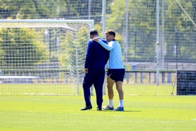 DEU, DFL, 2. FBL Hertha BSC, Training, 13.05.2025, Sportforum, Berlin, DEU, DFL, 2. FBL Hertha BSC, Training, im Bild Torwarttrainer Andreas Menger (Hertha BSC Berlin), Florian Niederlechner (Hertha BSC Berlin 7) DFL - regulations prohibit any use of Photographs as image sequences and or quasi-video