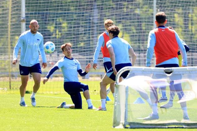DEU, DFL, 2. FBL Hertha BSC, Training, 13.05.2025, Sportforum, Berlin, DEU, DFL, 2. FBL Hertha BSC, Training, im Bild Michal Karbownik (Hertha BSC Berlin 33), Toni Leistner (Hertha BSC Berlin 37), Fabian Reese (Hertha BSC Berlin 11) DFL - regulations prohibit any use of Photographs as image sequences and or quasi-video
