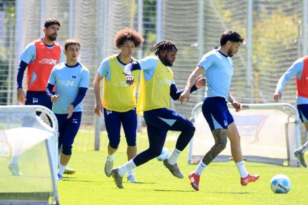 DEU, DFL, 2. FBL Hertha BSC, Training, 13.05.2025, Sportforum, Berlin, DEU, DFL, 2. FBL Hertha BSC, Training, im Bild Derry Scherhant (Hertha BSC Berlin 39), Deyovaisio Zeefuik (Hertha BSC Berlin 42), Andreas Bouchalakis (Hertha BSC Berlin 5), Michal Karbownik (Hertha BSC Berlin 33), Kevin Sessa (Hertha BSC Berlin 8) DFL - regulations prohibit any use of Photographs as image sequences and or quasi-video