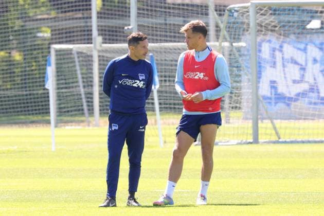 DEU, DFL, 2. FBL Hertha BSC, Training, 13.05.2025, Sportforum, Berlin, DEU, DFL, 2. FBL Hertha BSC, Training, im Bild Cheftrainer Stefan Leitl (Hertha BSC Berlin), Florian Niederlechner (Hertha BSC Berlin 7) DFL - regulations prohibit any use of Photographs as image sequences and or quasi-video