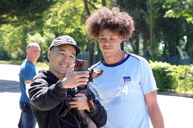 DEU, DFL, 2. FBL Hertha BSC, Training, 13.05.2025, Sportforum, Berlin, DEU, DFL, 2. FBL Hertha BSC, Training, im Bild Derry Scherhant (Hertha BSC Berlin 39), Fan DFL - regulations prohibit any use of Photographs as image sequences and or quasi-video