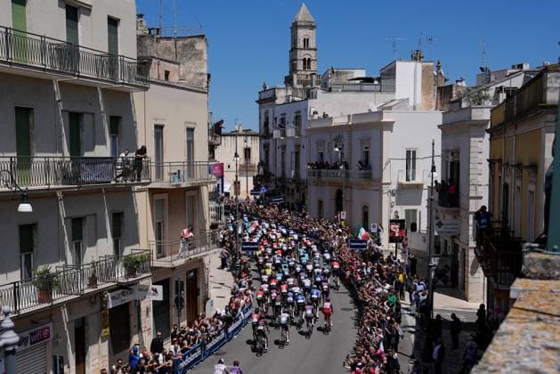 Sport Bilder des Tages The pack rides during the stage 4 of the Giro d™Italia from Alberobello (Pietramadre) to Lecce, Italy - Tuesday, May 13, 2025. - cycling.  Copyright: xFabioxFerrari LaPressex