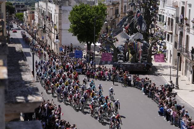 The pack rides during the stage 4 of the Giro d™Italia from Alberobello (Pietramadre) to Lecce, Italy - Tuesday, May 13, 2025. - cycling.  Copyright: xFabioxFerrari LaPressex