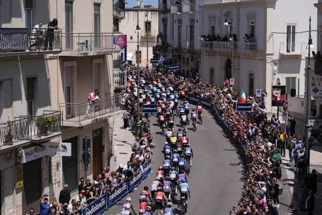 The pack rides during the stage 4 of the Giro d™Italia from Alberobello (Pietramadre) to Lecce, Italy - Tuesday, May 13, 2025. - cycling.  Copyright: xFabioxFerrari LaPressex