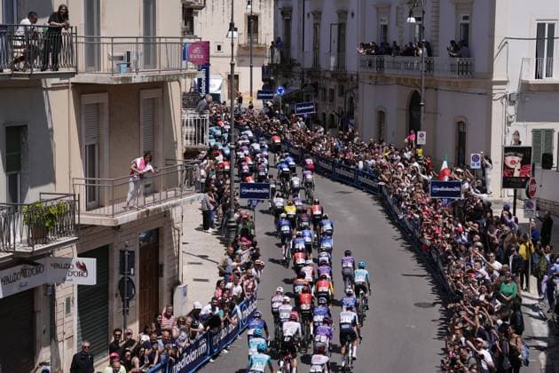 The pack rides during the stage 4 of the Giro d™Italia from Alberobello (Pietramadre) to Lecce, Italy - Tuesday, May 13, 2025. - cycling.  Copyright: xFabioxFerrari LaPressex