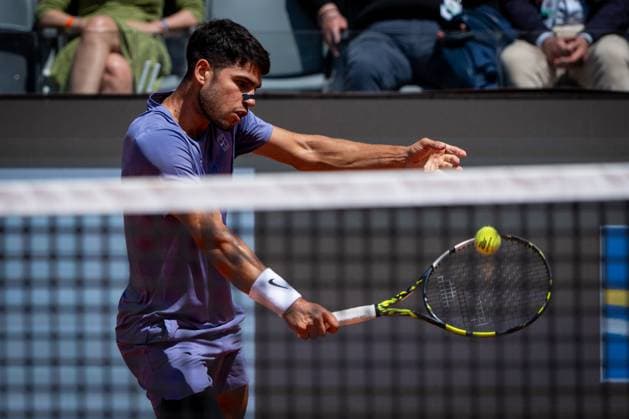 Karen Khachanov plays against Carlos Alcaraz of Spain in the Men s Singles Round during Day Nine of the Internazionali BNL D Italia 2025 Italian Open at Foro Italico in Rome, Italy, on 13 May 2025 Carlos Alcaraz of Spain plays against Karen Khachanov in the Men s Singles Round during Day Nine of the Internazionali BNL D Italia 2025 Italian Open at Foro Italico in Rome, Italy, on 13 May 2025, Credit:Stefano Costantino TTL Avalon Italy, Rome  Copyright: xStefanoxCostantinoxTTLx xAvalonx 0998551302