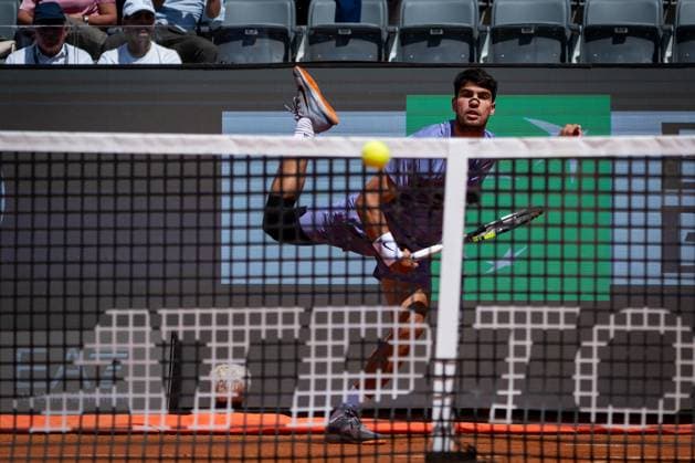 Karen Khachanov plays against Carlos Alcaraz of Spain in the Men s Singles Round during Day Nine of the Internazionali BNL D Italia 2025 Italian Open at Foro Italico in Rome, Italy, on 13 May 2025 Carlos Alcaraz of Spain plays against Karen Khachanov in the Men s Singles Round during Day Nine of the Internazionali BNL D Italia 2025 Italian Open at Foro Italico in Rome, Italy, on 13 May 2025, Credit:Stefano Costantino TTL Avalon Italy, Rome  Copyright: xStefanoxCostantinoxTTLx xAvalonx 0998551340