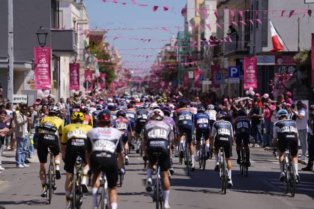 The pack rides during the stage 4 of the Giro d™Italia from Alberobello (Pietramadre) to Lecce, Italy - Tuesday, May 13, 2025. - cycling.  Copyright: xFabioxFerrari LaPressex