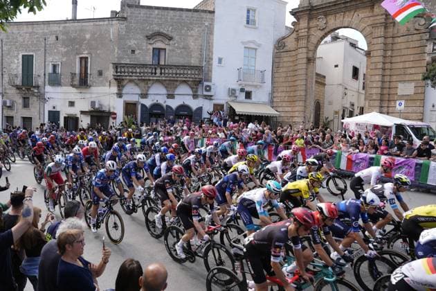 The pack rides during the stage 4 of the Giro d™Italia from Alberobello (Pietramadre) to Lecce, Italy - Tuesday, May 13, 2025. - cycling.  Copyright: xFabioxFerrari LaPressex