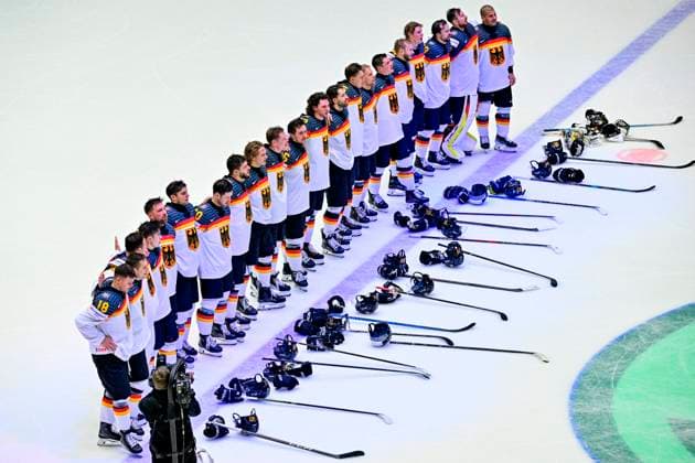 Sport Bilder des Tages The players of the victorious Germany line up during the national anthem after the Group B match Norway vs Germany at the 2025 IIHF Ice hockey, Eishockey World Championship, WM, Weltmeisterschaft in Herning, Denmark, May 13, 2025. (CTKxPhoto VitxSimanek) CTKPhotoP2025051307912  CTKPhotoP2025051307912