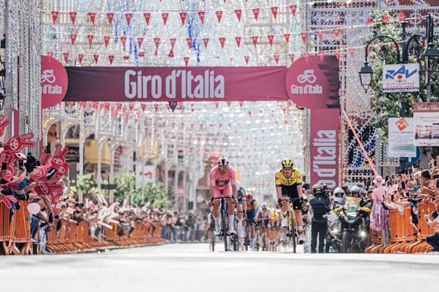 2025 Giro d Italia Stage 4 Picture by Zac Williams SWpix.com - 13 05 2025 - Cycling - 2025 Giro d Italia Stage 4, Alberobello to Lecce, Italy - Mads Pedersen, Lidl Trek, Olav Kooj, Visma Lease a Bike. Copyright: x xSWpix.comx(t axPhotographyxHubxLtd)xZacxWilliams SWpix.comx SWP-2645