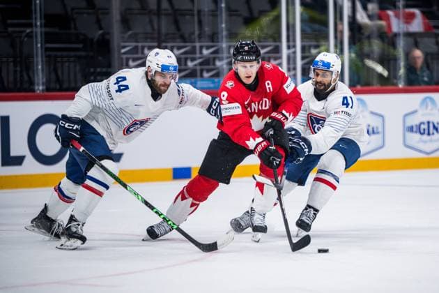 250513 Kevin Spinozzi and Pierre-Edouard Bellemare of France compete for the puck with Nathan MacKinnon of Canada during the 2025 IIHF Ice hockey, Eishockey World Championship, WM, Weltmeisterschaft group stage game between Canada and France on May 13, 2025 in Stockholm. Photo: Maxim Thore BILDBYRAN kod MT MT0814 ishockey ice hockey ishockey-vm 2025 vm 2025 iihf world championship kanada canada frankrike france bbeng Copyright: MAXIMxTHORE BB250513MT032