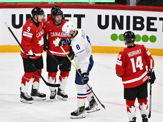 STOCKHOLM, SWEDEN 20250513 Canada s Nate MacKinnon ( 9) congratulates Sidney Crosby ( 87) after he has scored 3-0 during the IIHF Ice hockey, Eishockey World Championship, WM, Weltmeisterschaft group A match between CAnada and France at Avicii Arena in Stockholm, Sweden, on May 13, 2025. STOCKHOLM SWEDEN x10040x