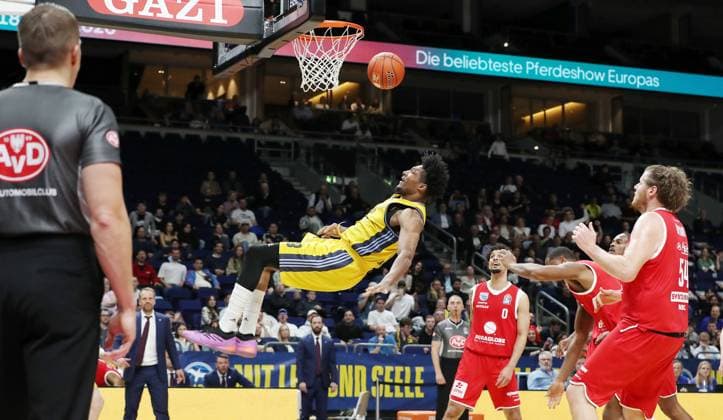 Sport Themen der Woche KW20 Sport Bilder des Tages David McCormack am Ball, Michael Devoe, Tyren Johnson hat gefoult Zweikampf Spielszene Aktion Basketball BBL Bundesliga Herren Play In Saison 2024 2025 13.05.2025 ALBA Berlin vs Syntainics MBC *** David McCormack on the ball, Michael Devoe, Tyren Johnson has fouled duel Game scene Action Sport Basketball BBL Bundesliga Men Play In Season 2024 2025 13 05 2025 ALBA Berlin vs Syntainics MBC