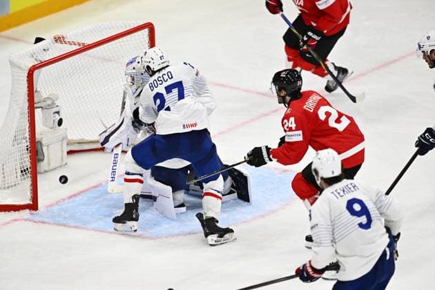 STOCKHOLM, SVERIGE 20250513 Canada scoring 5-0 behind France s goalkeeper Julian Junca during the IIHF Ice hockey, Eishockey World Championship, WM, Weltmeisterschaft group A match between CAnada and France at Avicii Arena in Stockholm, Sweden, on May 13, 2025. STOCKHOLM SVERIGE x10040x