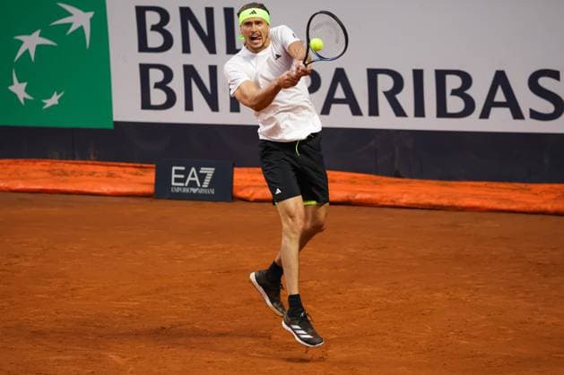 Alexander Zverev backhand during Internazionali BNL d Italia, International Tennis match in Rome, Italy, May 14 2025  Copyright: xGiorgioxMaiozzi IPAxSportx xipa-agency.netx xx IPA_57653090 IPA_Agency_IPA57653090