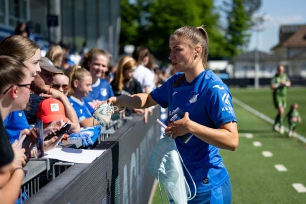 Melissa Koessler (TSG Hoffenheim, 25) schreibt Autogramme fuer die Fans, GER, TSG 1899 Hoffenheim vs FC Carl Zeiss Jena, Fussball Google Pixel Frauen Bundesliga, 22. Spieltag, Saison 2024 2025, 11.05.2025 DFB regulations prohibit any use of photographs as image sequences and or quasi-video GER, TSG 1899 Hoffenheim vs FC Carl Zeiss Jena, Fussball Google Pixel Frauen Bundesliga, 22. Spieltag, Saison 2024 2025, 11.05.2025 Hoffenheim Copyright: xEibner-Pressefoto Memmlerx EP_MMR