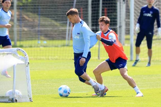 DEU, DFL, 2. FBL Hertha BSC, Training, 14.05.2025, Sportforum, Berlin, DEU, DFL, 2. FBL Hertha BSC, Training, im Bild Michael Cuisance (Hertha BSC Berlin 27), Michal Karbownik (Hertha BSC Berlin 33) DFL - regulations prohibit any use of Photographs as image sequences and or quasi-video