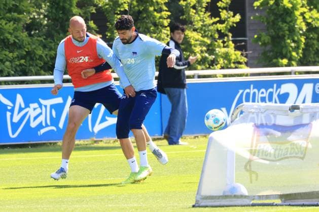 DEU, DFL, 2. FBL Hertha BSC, Training, 14.05.2025, Sportforum, Berlin, DEU, DFL, 2. FBL Hertha BSC, Training, im Bild Toni Leistner (Hertha BSC Berlin 37), Andreas Bouchalakis (Hertha BSC Berlin 5) DFL - regulations prohibit any use of Photographs as image sequences and or quasi-video