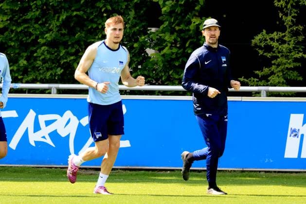 DEU, DFL, 2. FBL Hertha BSC, Training, 14.05.2025, Sportforum, Berlin, DEU, DFL, 2. FBL Hertha BSC, Training, im Bild Marten Winkler (Hertha BSC Berlin 22), Fitnesstrainer Hendrik Vieth (Hertha BSC) DFL - regulations prohibit any use of Photographs as image sequences and or quasi-video