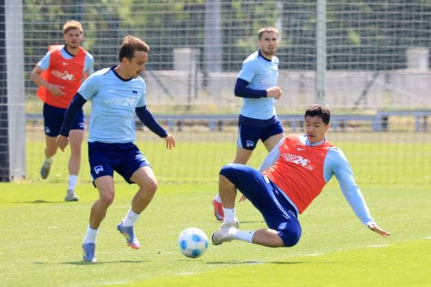 DEU, DFL, 2. FBL Hertha BSC, Training, 14.05.2025, Sportforum, Berlin, DEU, DFL, 2. FBL Hertha BSC, Training, im Bild Cheftrainer Stefan Leitl (Hertha BSC Berlin), Florian Niederlechner (Hertha BSC Berlin 7), Andreas Bouchalakis (Hertha BSC Berlin 5), Fabian Reese (Hertha BSC Berlin 11) DFL - regulations prohibit any use of Photographs as image sequences and or quasi-video