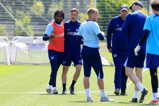 DEU, DFL, 2. FBL Hertha BSC, Training, 14.05.2025, Sportforum, Berlin, DEU, DFL, 2. FBL Hertha BSC, Training, im Bild Cheftrainer Stefan Leitl (Hertha BSC Berlin), Deyovaisio Zeefuik (Hertha BSC Berlin 42), Jon Dabur Thorsteinsson (Hertha BSC Berlin 24) DFL - regulations prohibit any use of Photographs as image sequences and or quasi-video