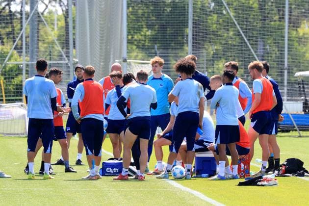 DEU, DFL, 2. FBL Hertha BSC, Training, 14.05.2025, Sportforum, Berlin, DEU, DFL, 2. FBL Hertha BSC, Training, im Bild Cheftrainer Stefan Leitl (Hertha BSC Berlin), Hertha-Spielerkreis DFL - regulations prohibit any use of Photographs as image sequences and or quasi-video