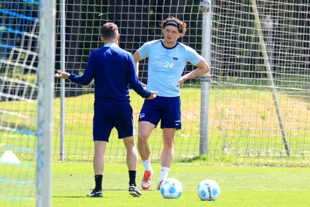 DEU, DFL, 2. FBL Hertha BSC, Training, 14.05.2025, Sportforum, Berlin, DEU, DFL, 2. FBL Hertha BSC, Training, im Bild Cheftrainer Stefan Leitl (Hertha BSC Berlin), Fabian Reese (Hertha BSC Berlin 11) DFL - regulations prohibit any use of Photographs as image sequences and or quasi-video